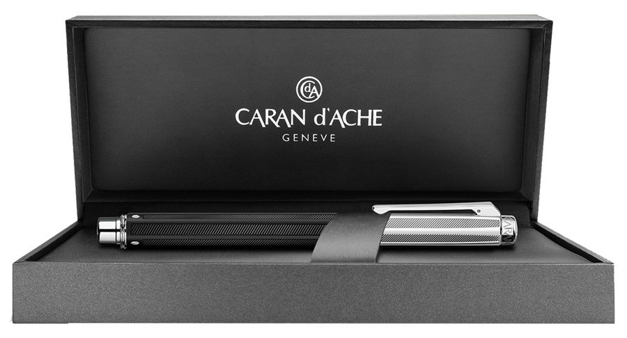 

Ручка шариковая автомат CARANDACHE Varius Rubracer SP, синий, латунь ювелирная/каучук, колпачок, подарочная упаковка (4480.085), Varius Rubracer SP