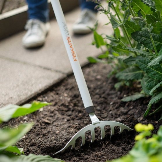 

Грабли FISKARS, особая, 24.5 см, 8 зубов, с черенком, материал черенка: алюминий (1019607)