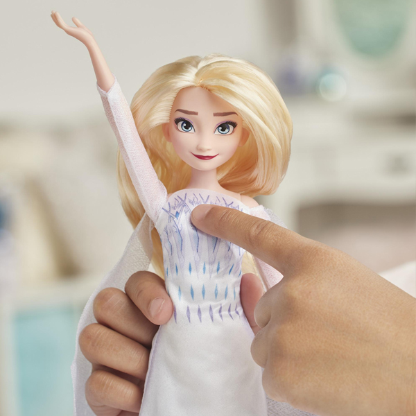 Кукла Hasbro Hasbro Disney Princess ХОЛОДНОЕ СЕРДЦЕ 2 Поющая Эльза, 30 см, На корсете куклы есть кнопка, которая активирует песню “Show Yourself”. У игрушки подвижные голова и руки, благодаря чему кукла может принимать разные позы. Внимание! Для работы иг
