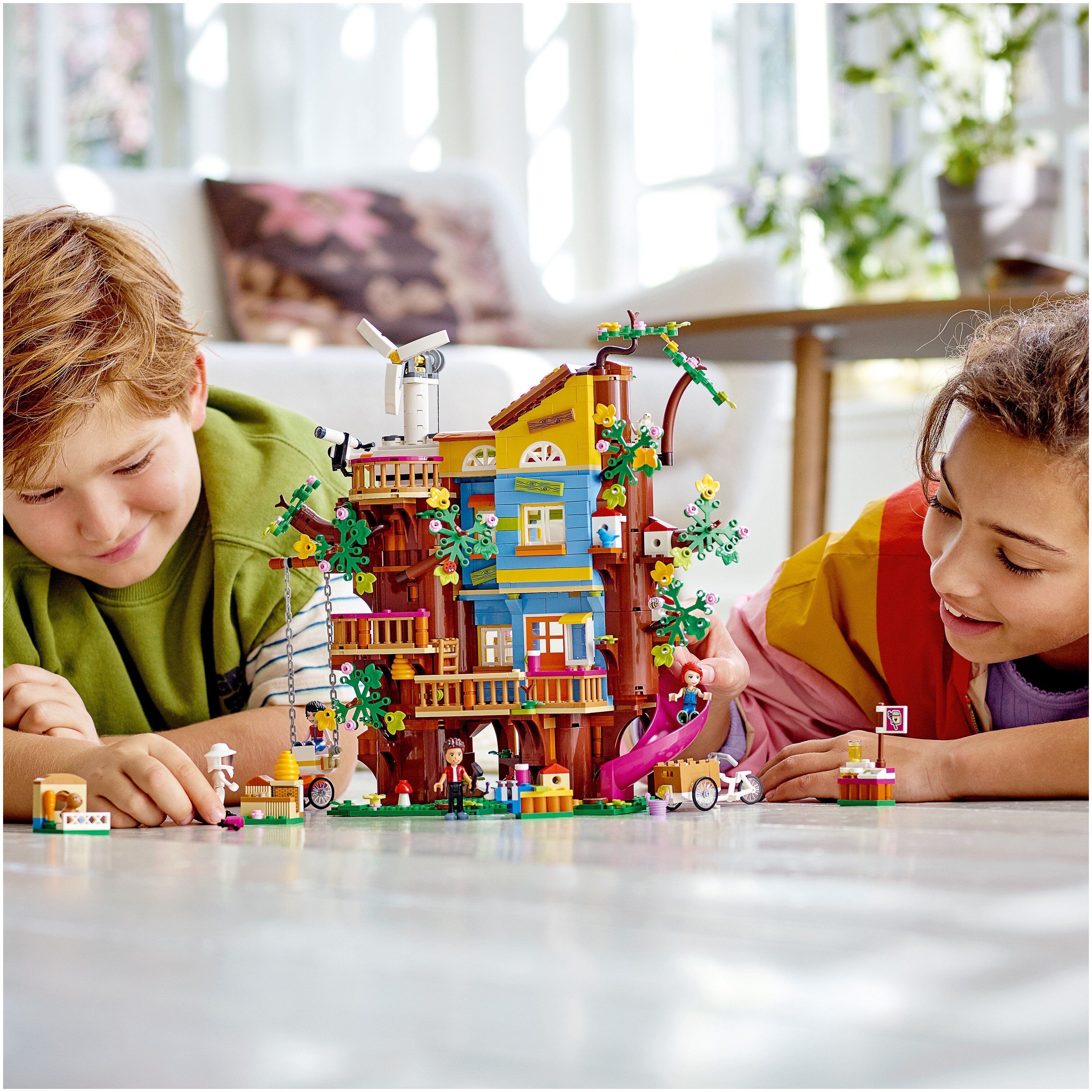 Конструктор LEGO Friends Дом друзей на дереве, деталей: 1114, 1166910  купить в Новосибирске в интернет-магазине e2e4