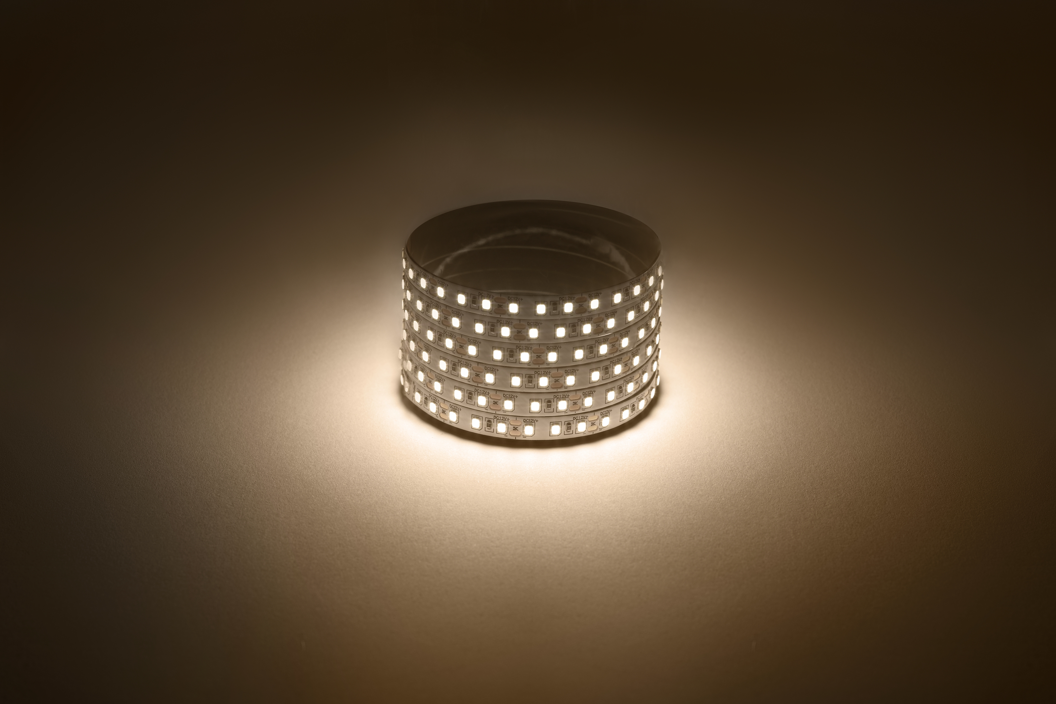 

Лента светодиодная LS2835 -120LED-IP20-WW, 5 м, PLS 2835, 120 шт./9.6 Вт на метр, 12V, 2700 K, теплый белый, IP20 Эра (Б0035596), LS2835 -120LED-IP20-WW