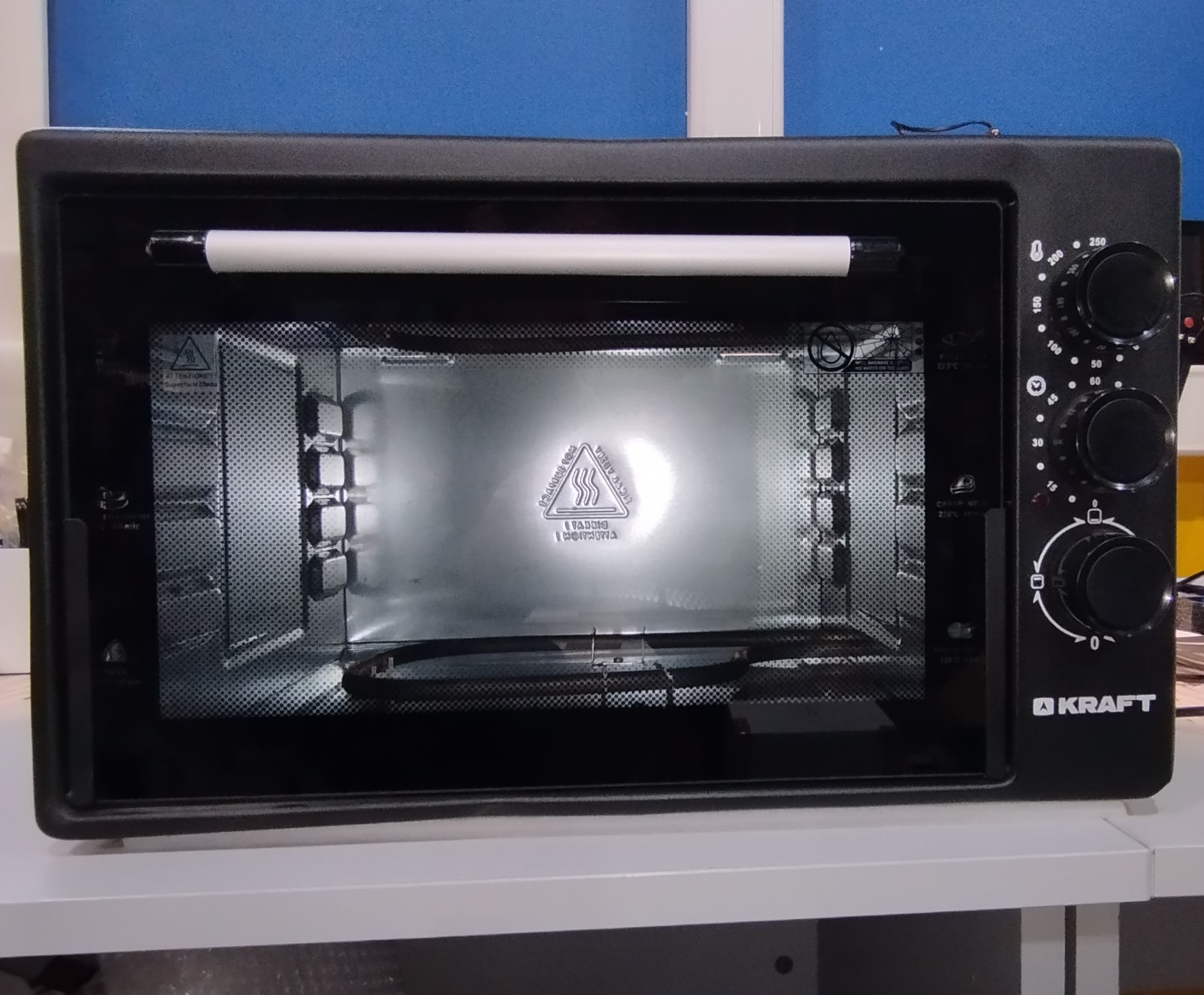 Мини-печь KRAFT KF-MO 3800 BL 1500Вт, черный (KF-MO3800BL) повреждена упаковка, царапины и вмятины на корпусе