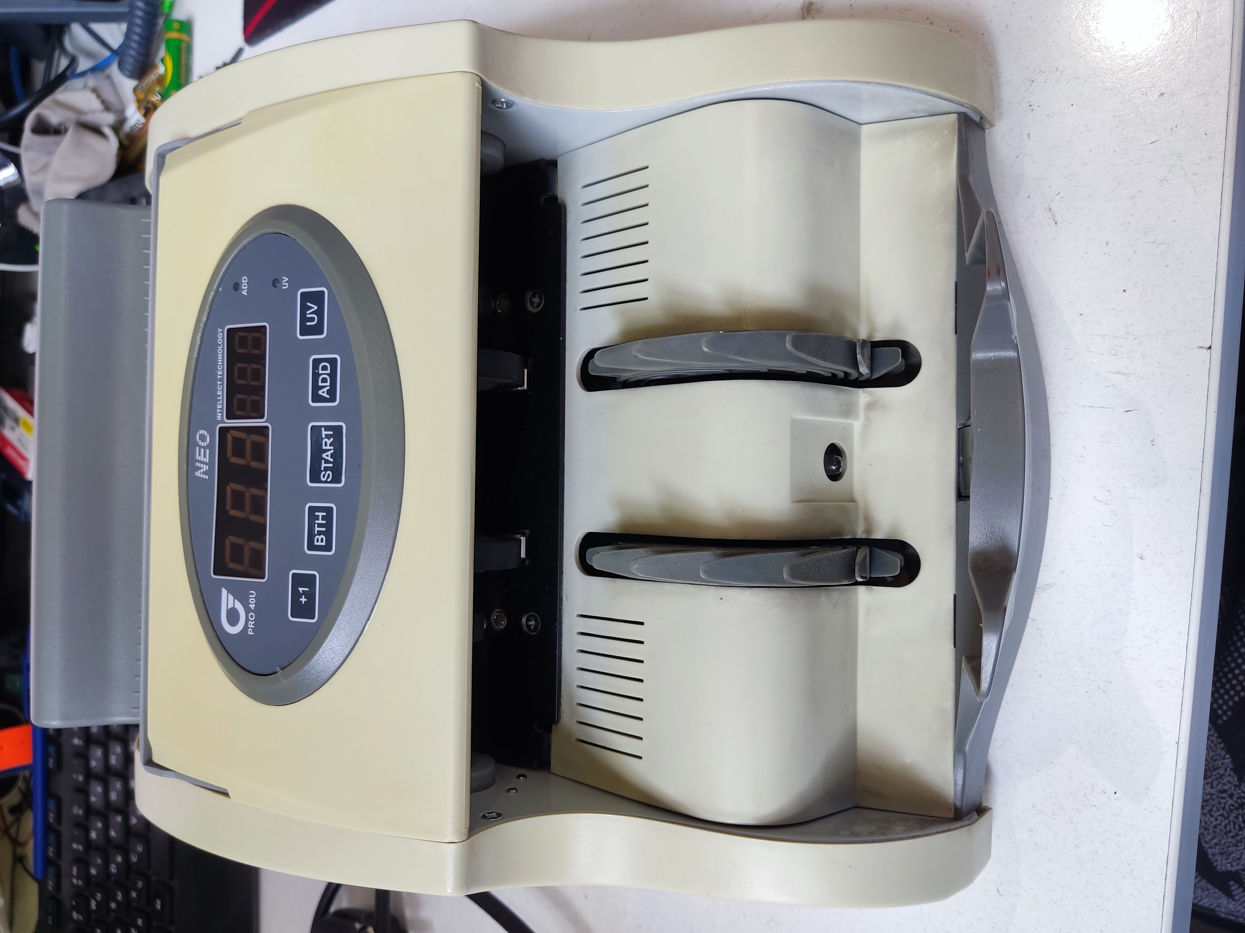 Счетчик банкнот Pro PRO-40 U, мультивалюта, детекция купюр, 800 банкнот/минуту, ёмкость карманов:100/100 банкнот б/у, следы эксплуатации