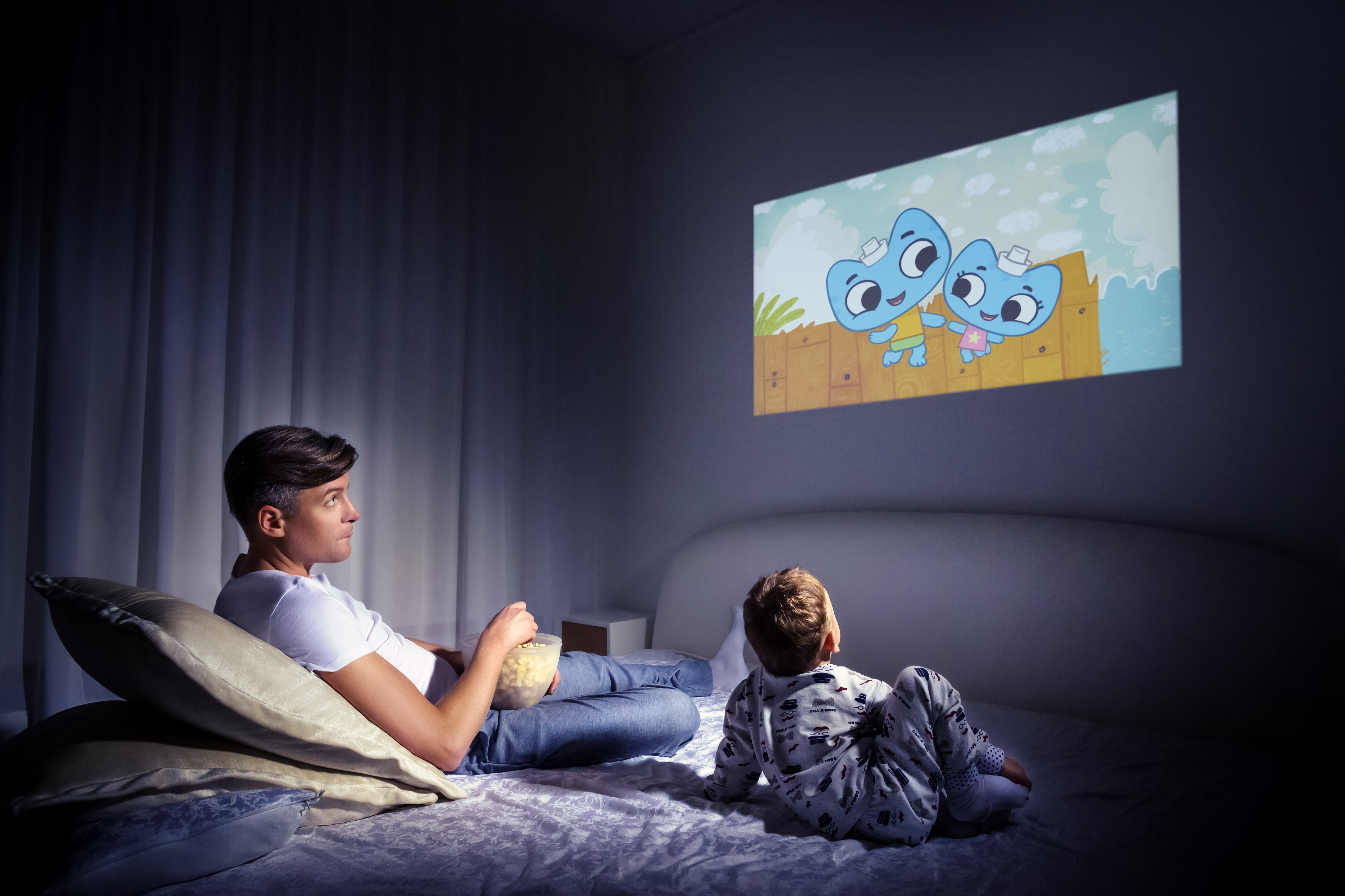 Пока родители смотрят телевизор. CINEMOOD проектор. Куб проектор CINEMOOD. Видеопроектор для детей. Проектор в интерьере детской.