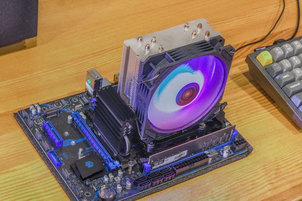 08-Huananzhi-xeon-e2e4.jpg