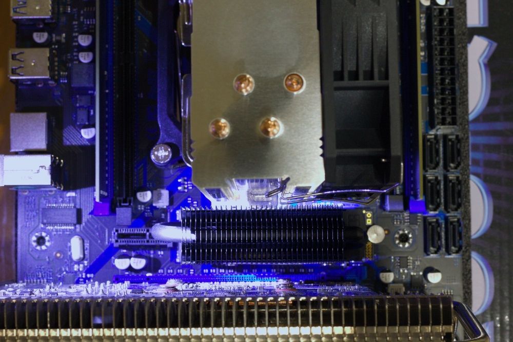 09-Huananzhi-xeon-e2e4.jpg