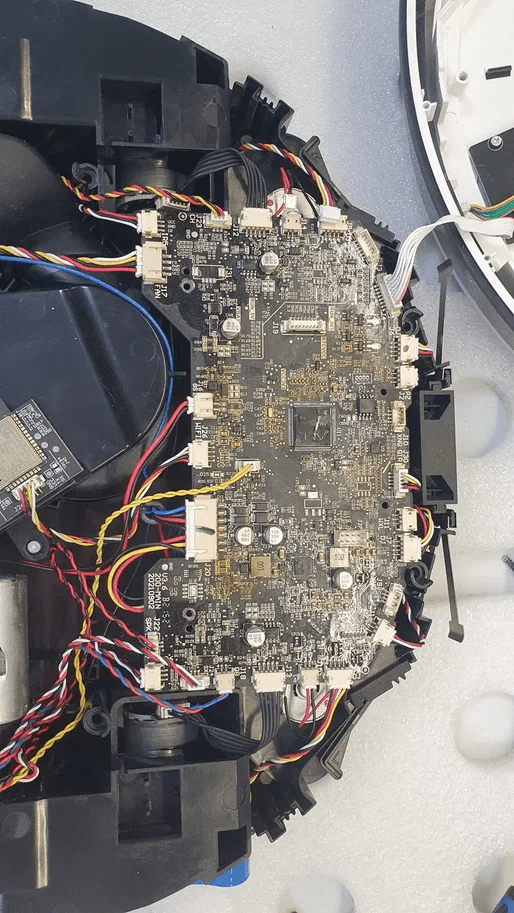 8-roboty-pylesosy-e2e4.png