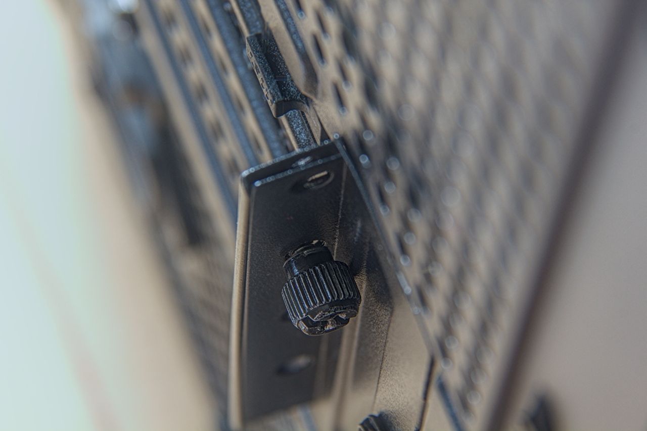 gfx06-back-pcie-holder-screw.jpg