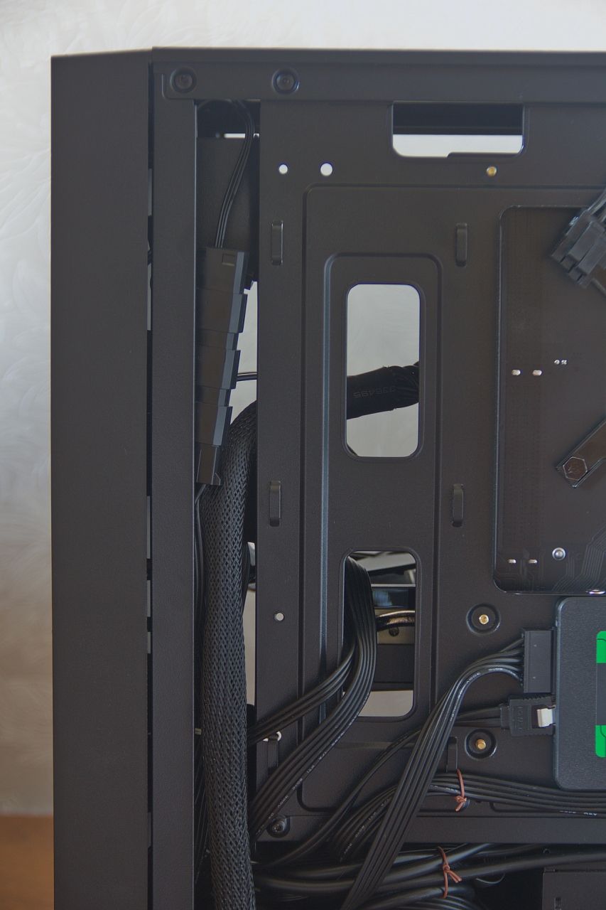 gfx06-cable-management-front-panel.jpg