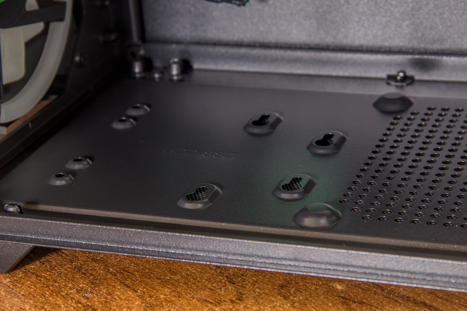 gfx06-hdd-cage-bottom.jpg