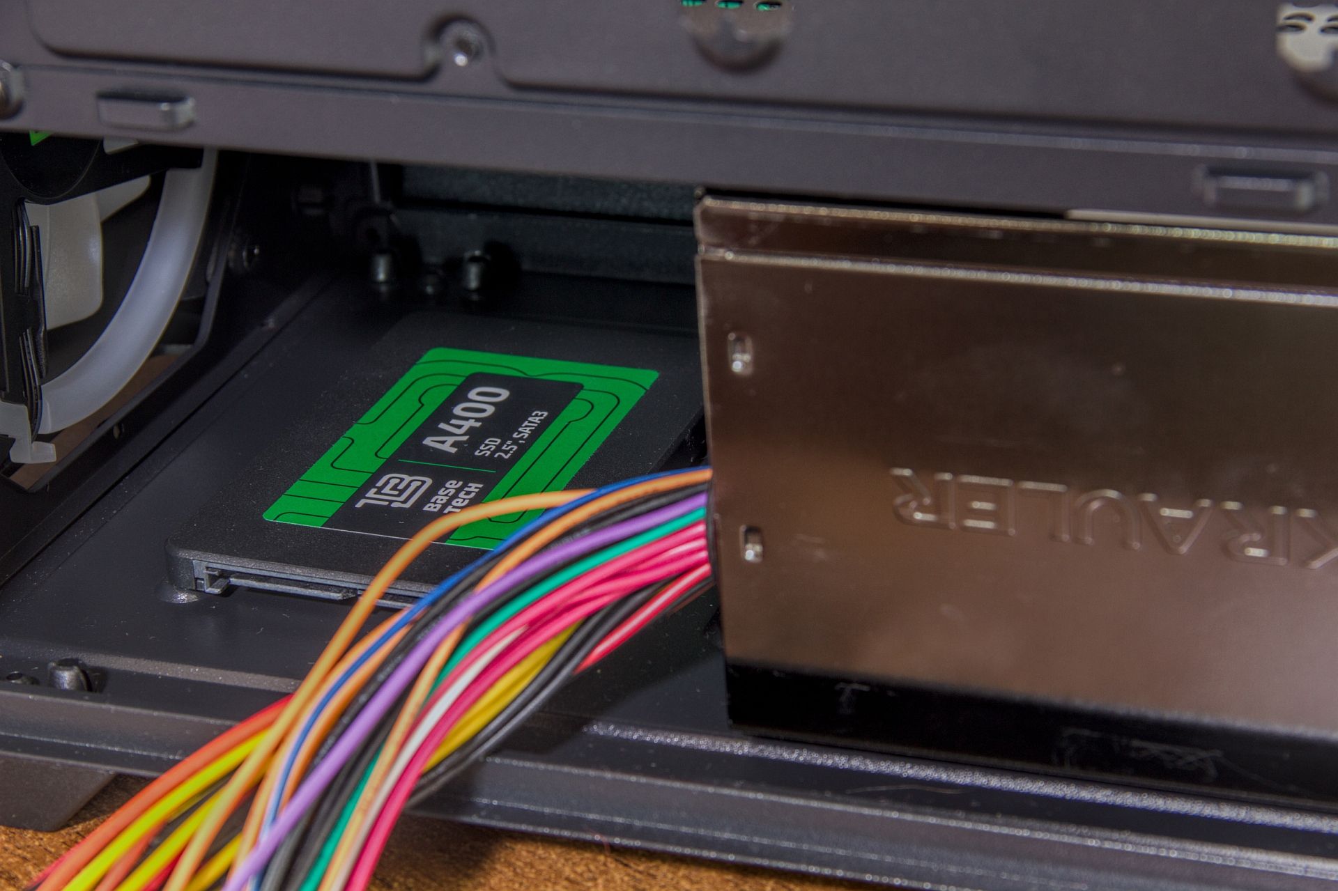 gfx06-hdd-cage-bottom-mount-02.jpg