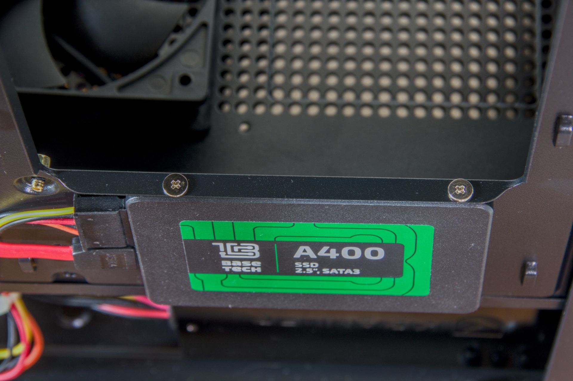 gfx06-hdd-cage-mb-02.jpg