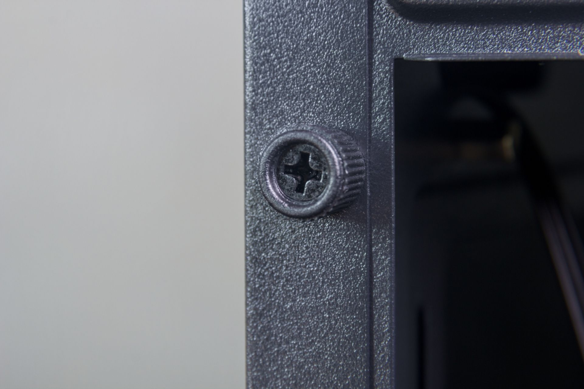 gfx06-right-panel-screw.jpg