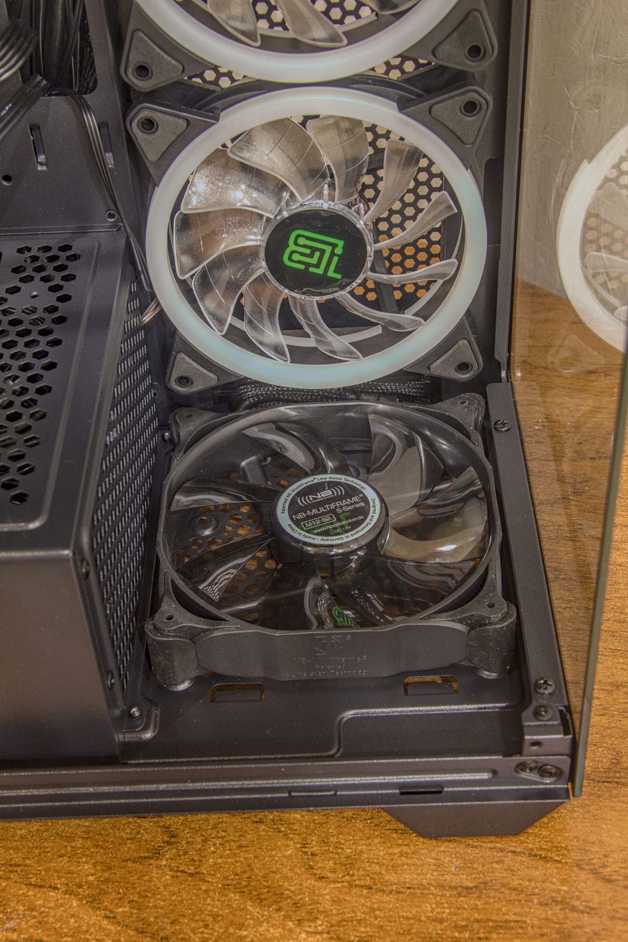 gfx-05-fans-bottom.jpg