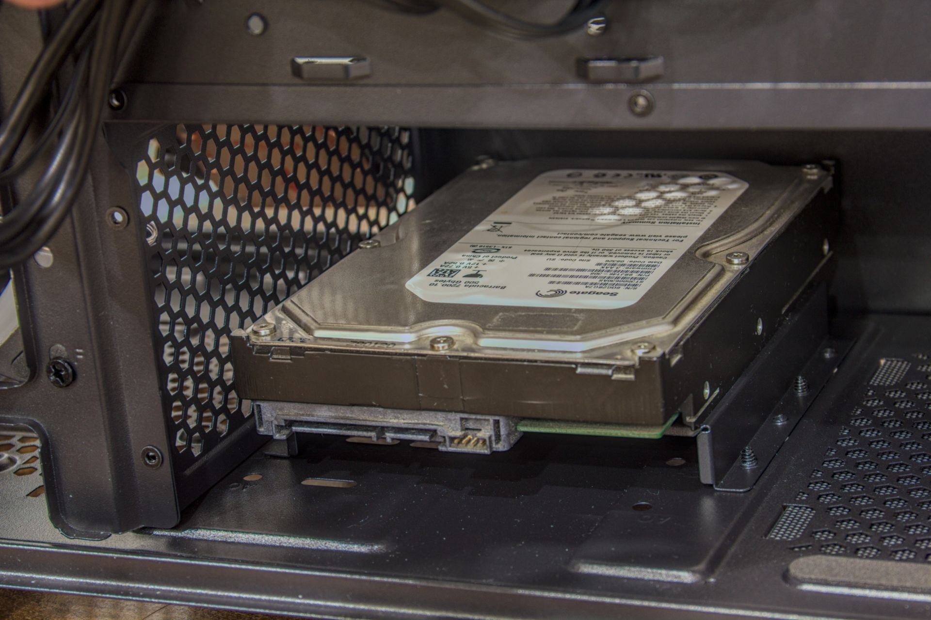 gfx-05-hdd-cage-01.jpg