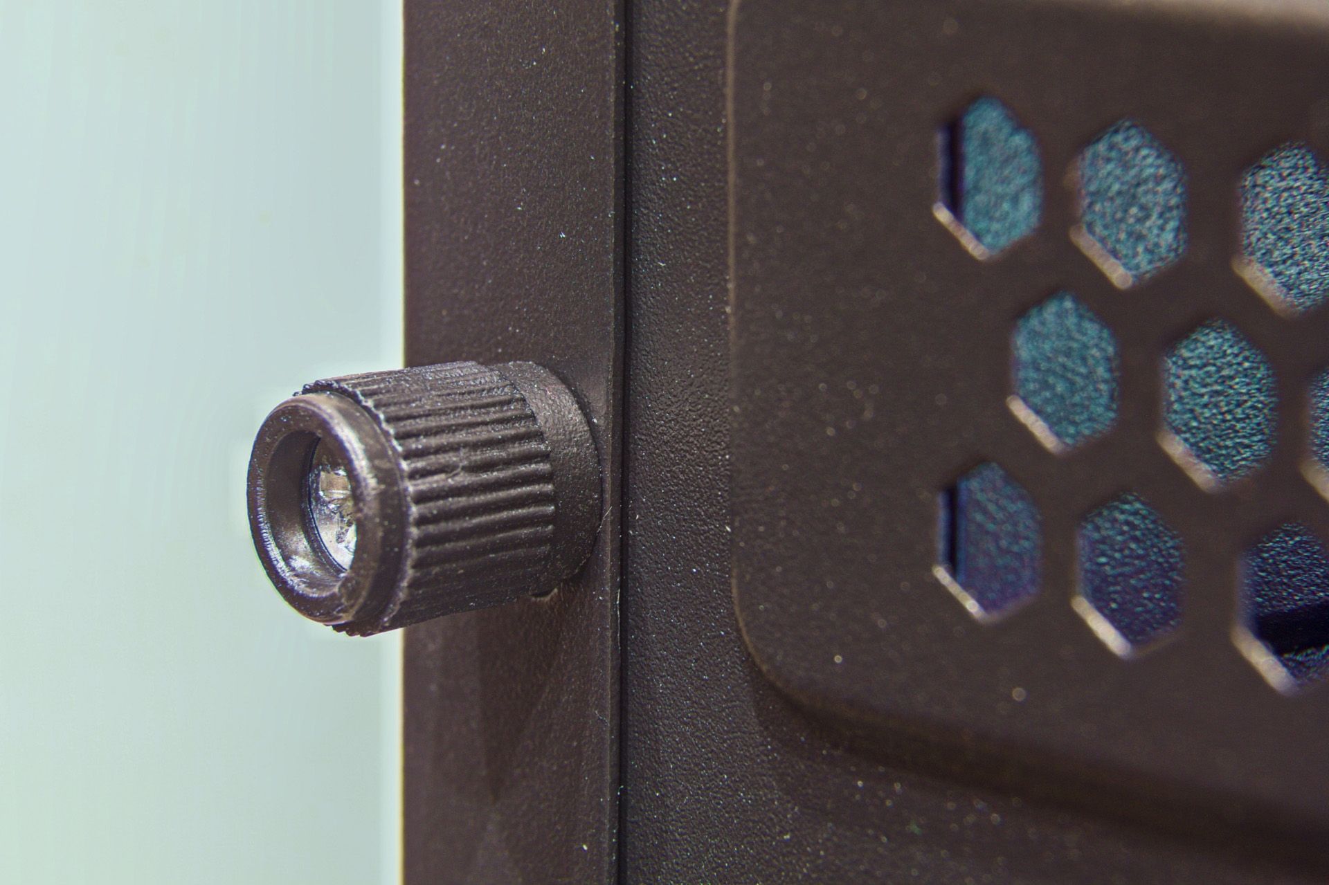 gfx-05-right-screw.jpg