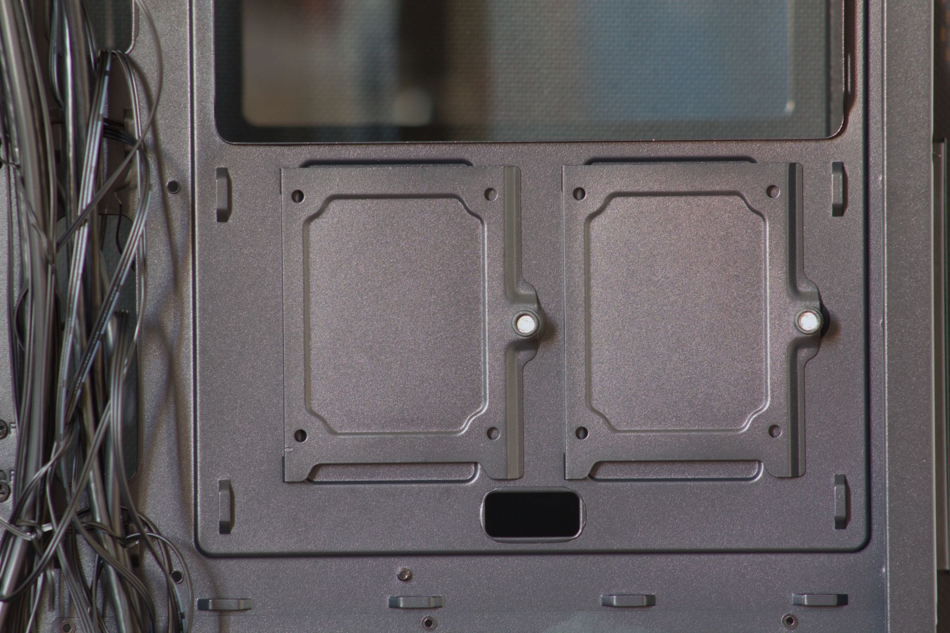 gfx-05-ssd-cage-backplate-01.jpg