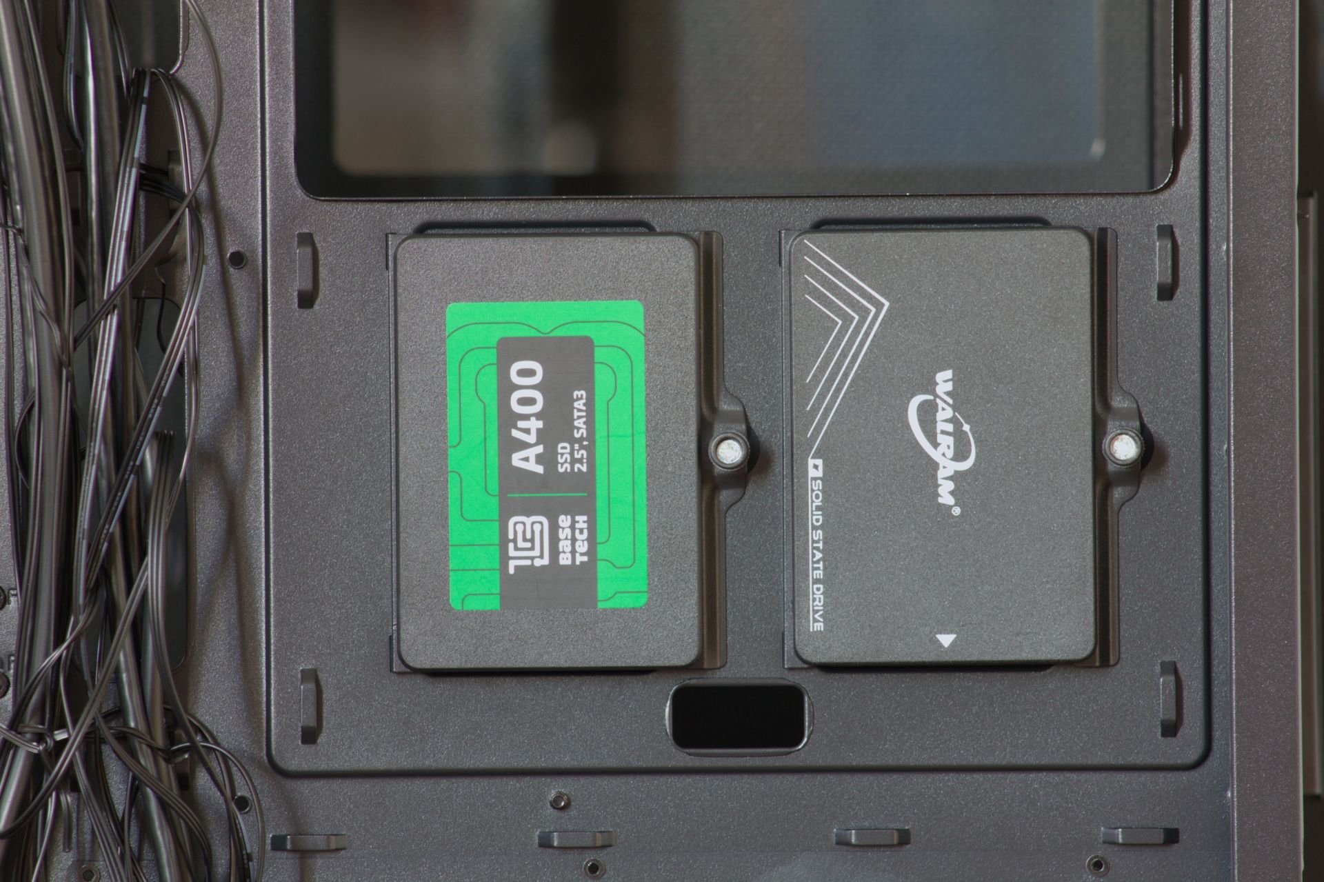 gfx-05-ssd-cage-backplate-02.jpg