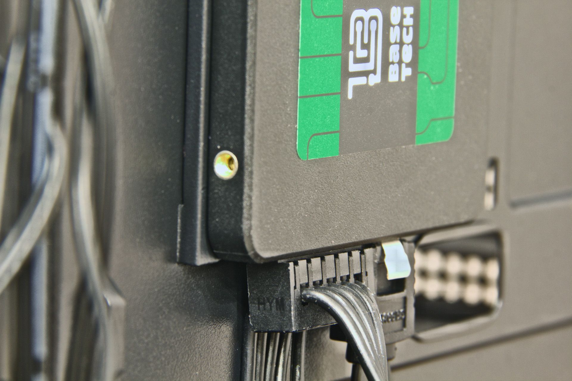 gfx-05-ssd-cage-backplate-03.jpg