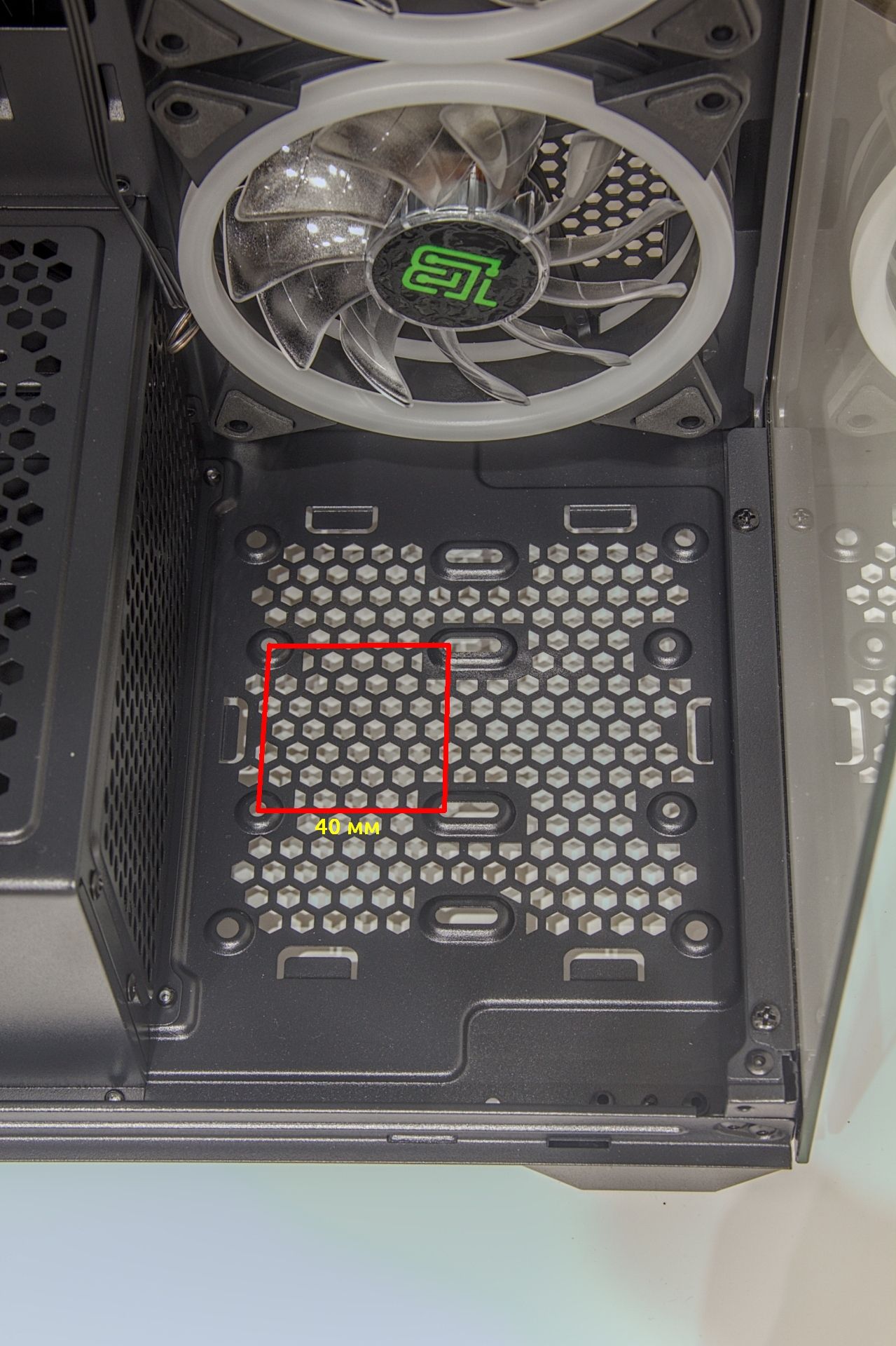 gfx-05-ssd-cage-bottom-02.jpg
