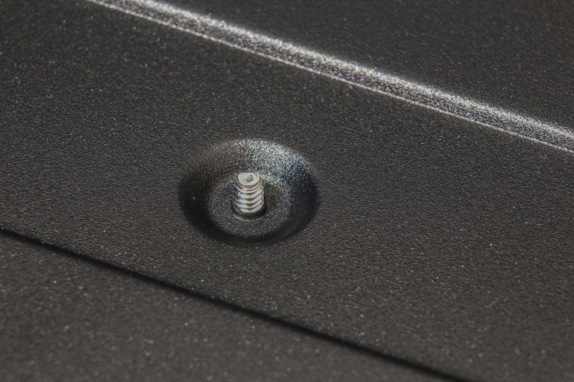gfx-05-ssd-cage-screw.jpg