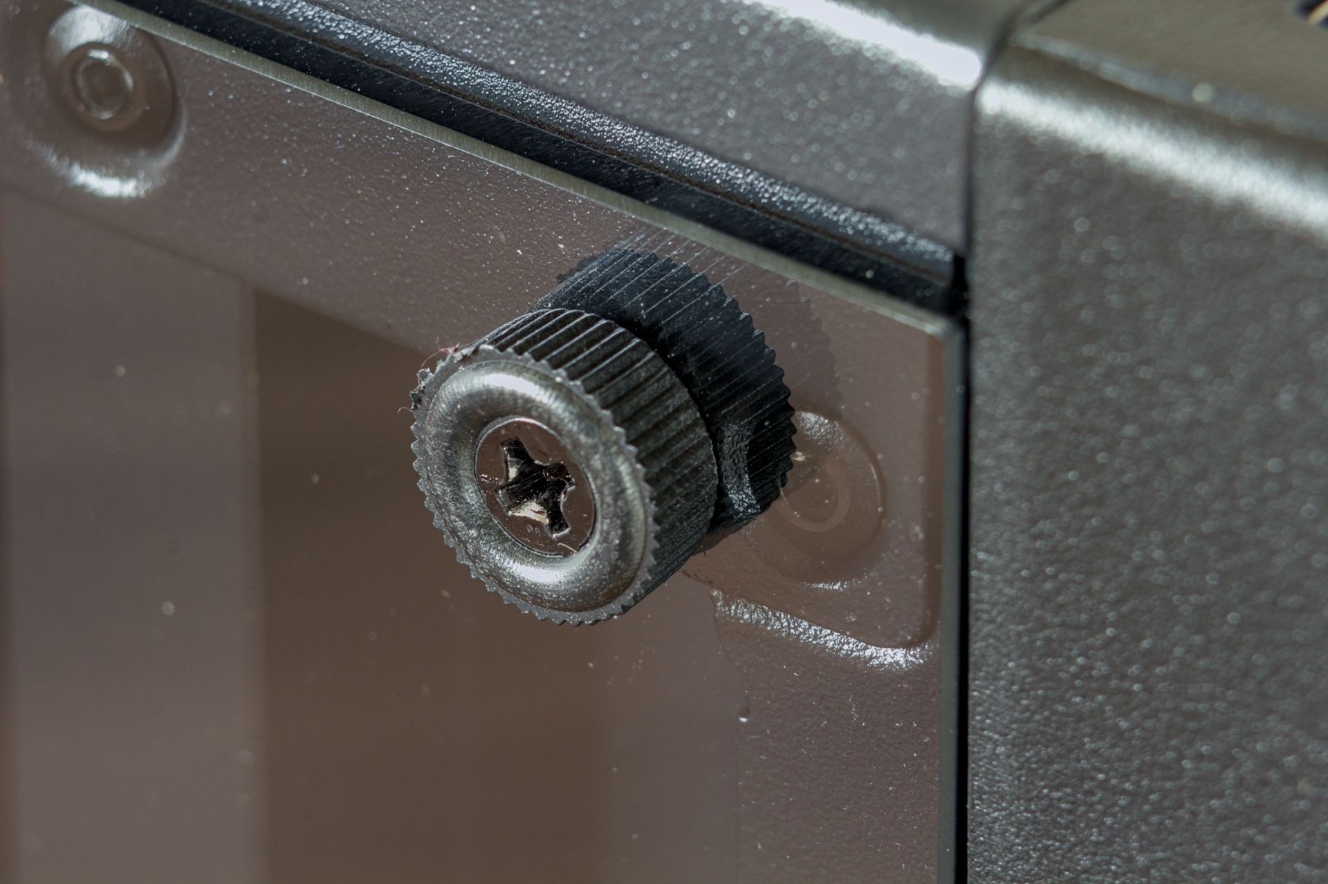 mastero-case-glass-screw.jpg