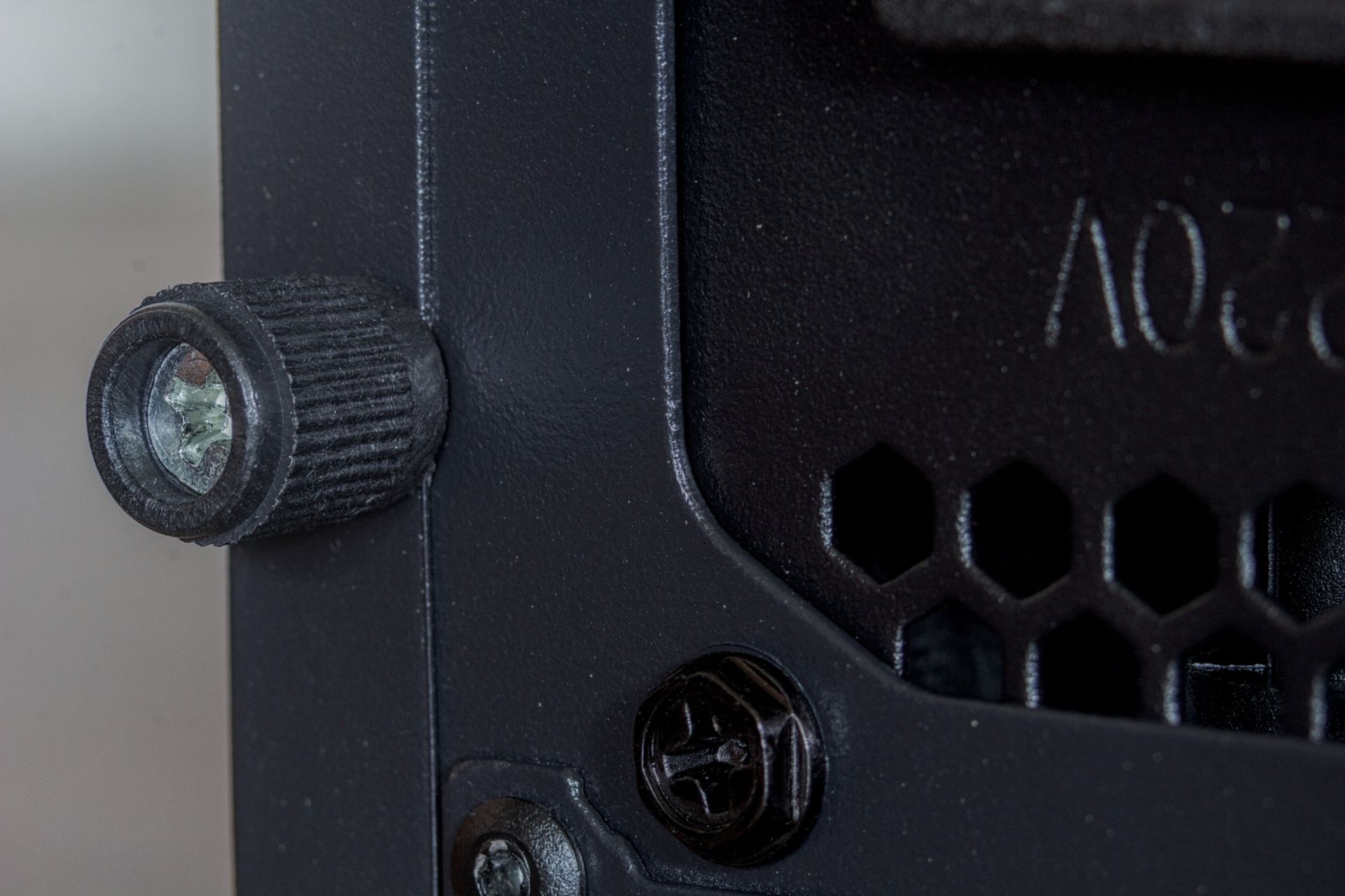 mastero-case-panel-screw.jpg