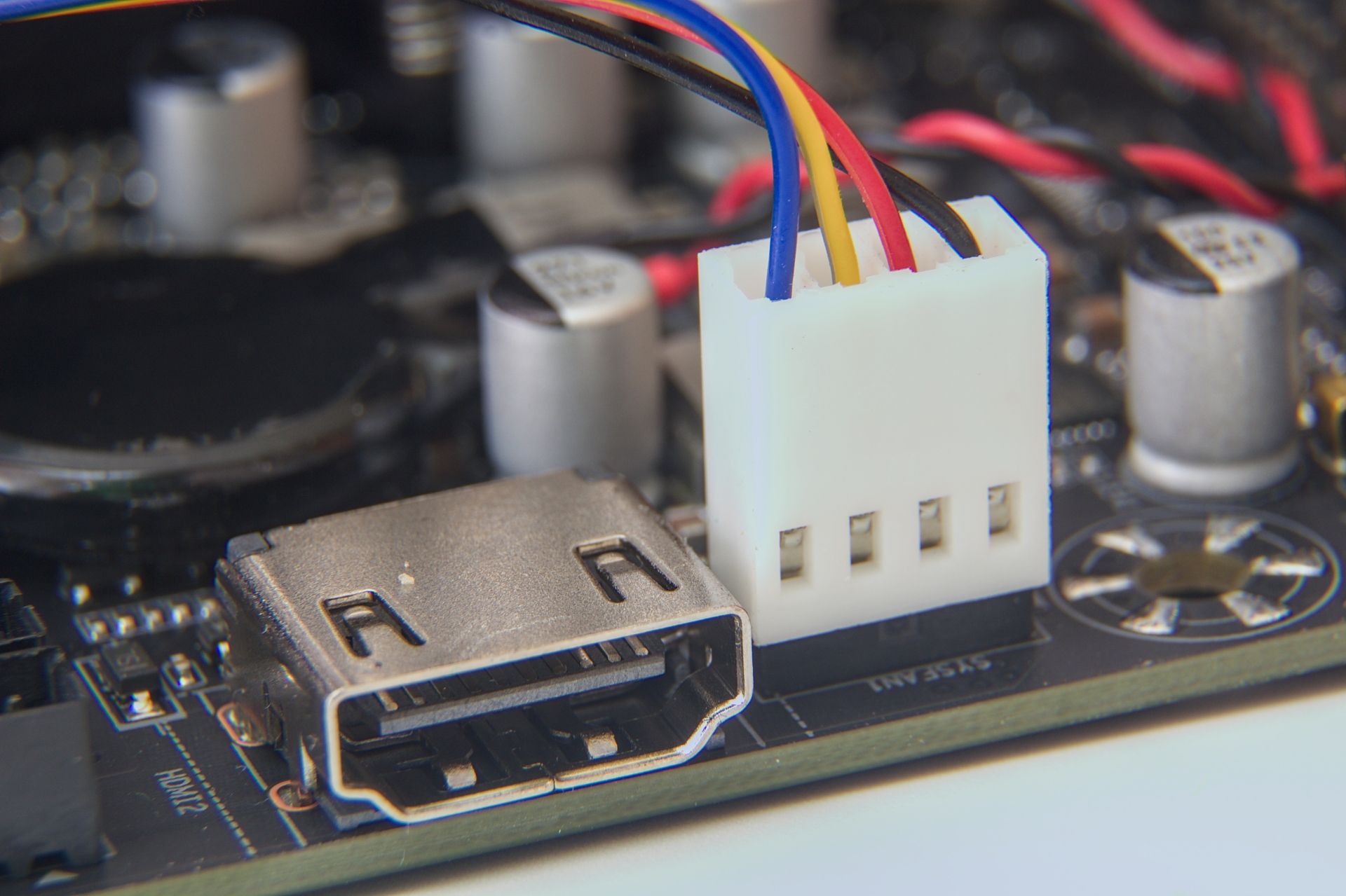 mastero-mini-inner-hdmi-macro.jpg