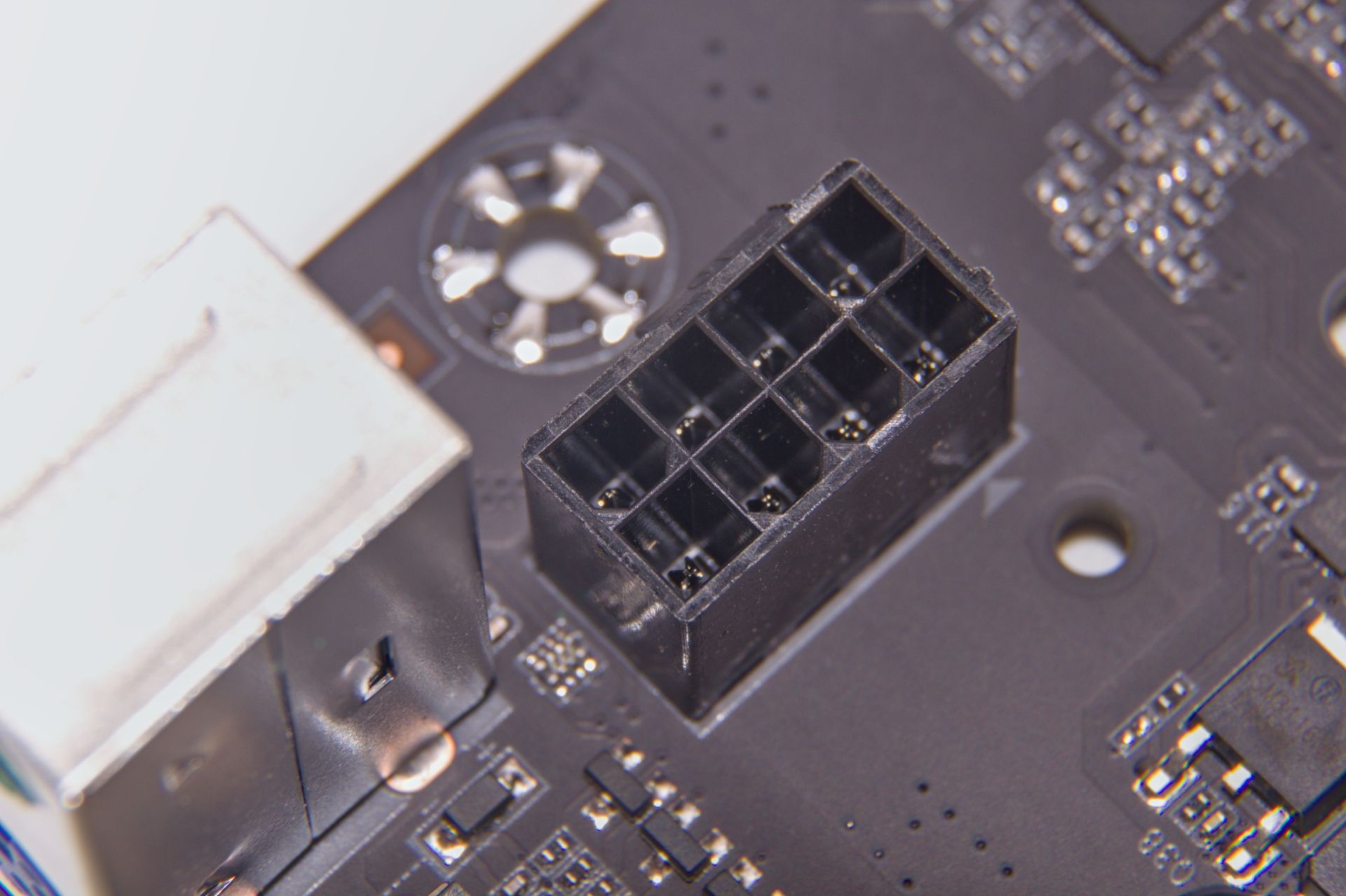 mb04-cpu-8pin.jpg