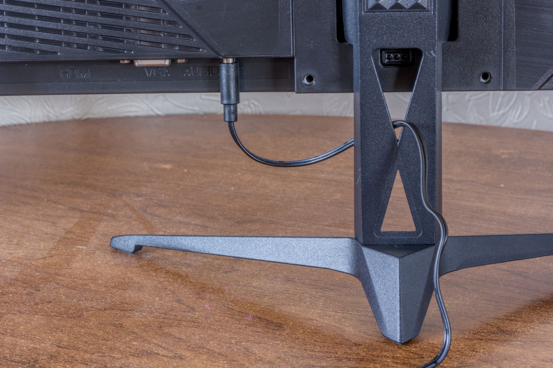 mon01-cable-management.jpg