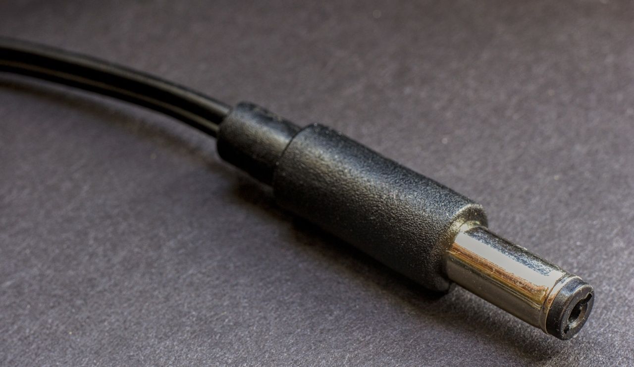 mon01-psu-plug.jpg